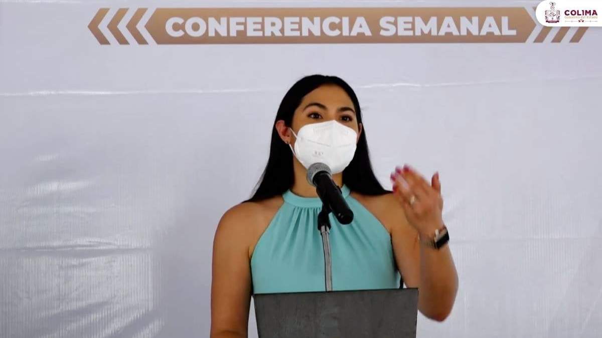 La gobernadora en la conferencia en Manzanillo