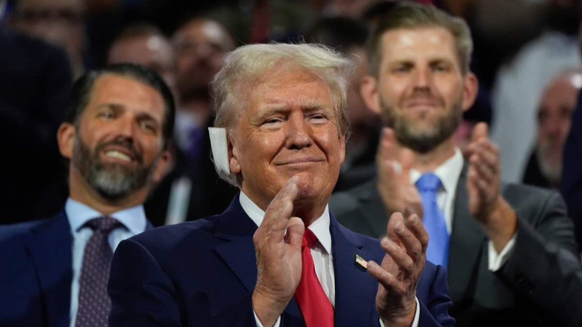 Trump apareció con una venda blanca en la oreja, cubriendo la herida que sufrió en atentado del sábado