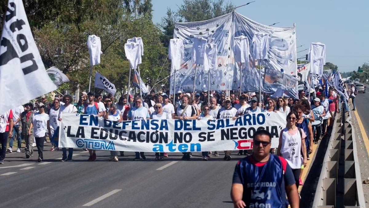 La masiva marcha de docentes sobre uno de los carriles de la multitrocha. Fuente: (Emiliano Ortiz)