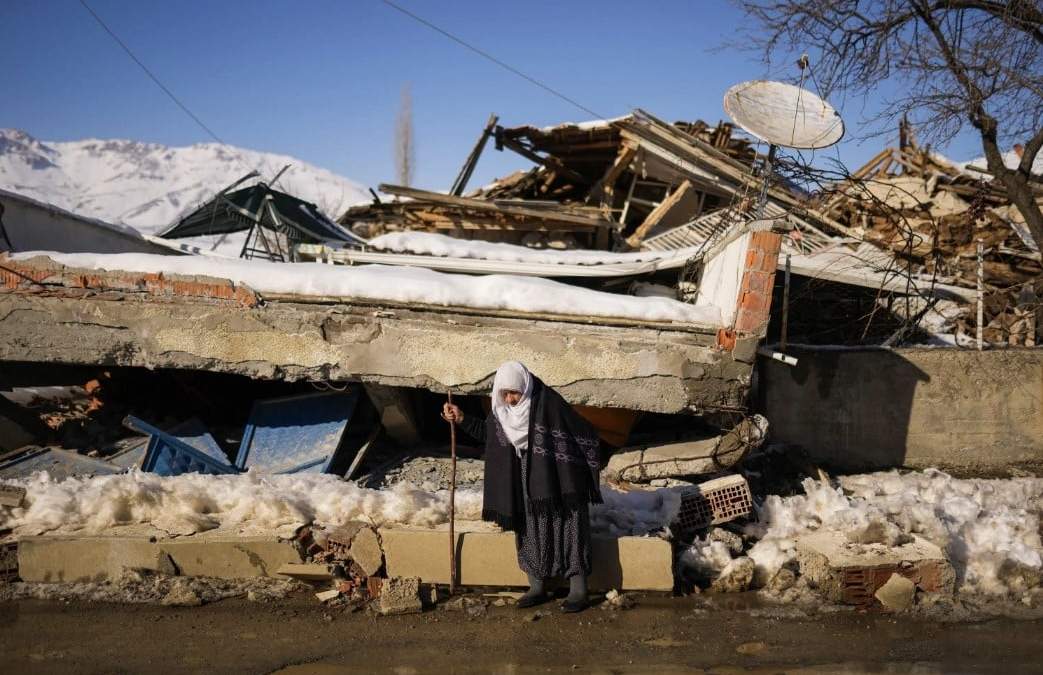 Zehra Kurukafa pasa junto a una casa destruida en la localidad de Polat, Turquía, el domingo 12 de febrero de 2023. Cinco días después de que dos potentes sismos derribaran decenas de edificios, mataran a miles de personas y dejaran a millones sin hogar, los rescatistas seguían sacando a sobrevivientes de entre las ruinas