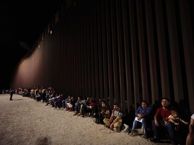 Gobierno de Biden pide a jueza desechar demanda de familias migrantes separadas en frontera
