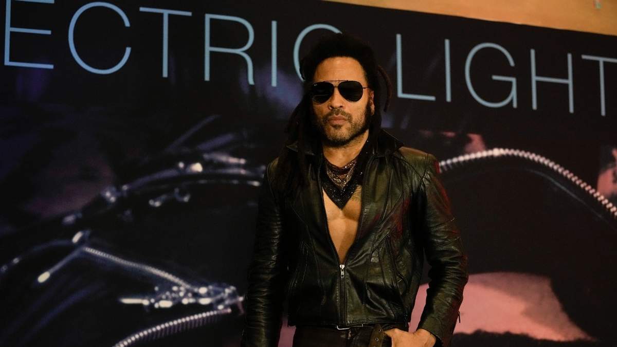 Lenny Kravitz posa en una conferencia de prensa para promover su álbum "Blue Electric Light" en la Ciudad de México