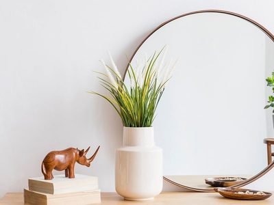Mirá esta idea "low cost" y hermosa para decorar los marcos de tus espejos y dejarlos con un toque glamuroso