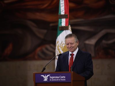 La labor de los periodistas es “esencial” en una democracia: Arturo Zaldívar