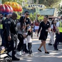 Arrestan en Disneylandia a una mujer frente a sus hijas que piden ayuda (Video)
