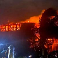 El momento donde se incendian dos hoteles en Cancún