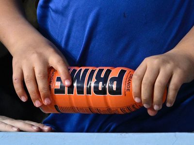 Bebida energética popular entre jóvenes está bajo la lupa por esta razón