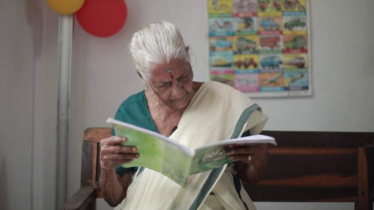 Kuttiyamma, la mujer en India que aprendió a leer y escribir a los 104 años. Fuente: (Twitter)