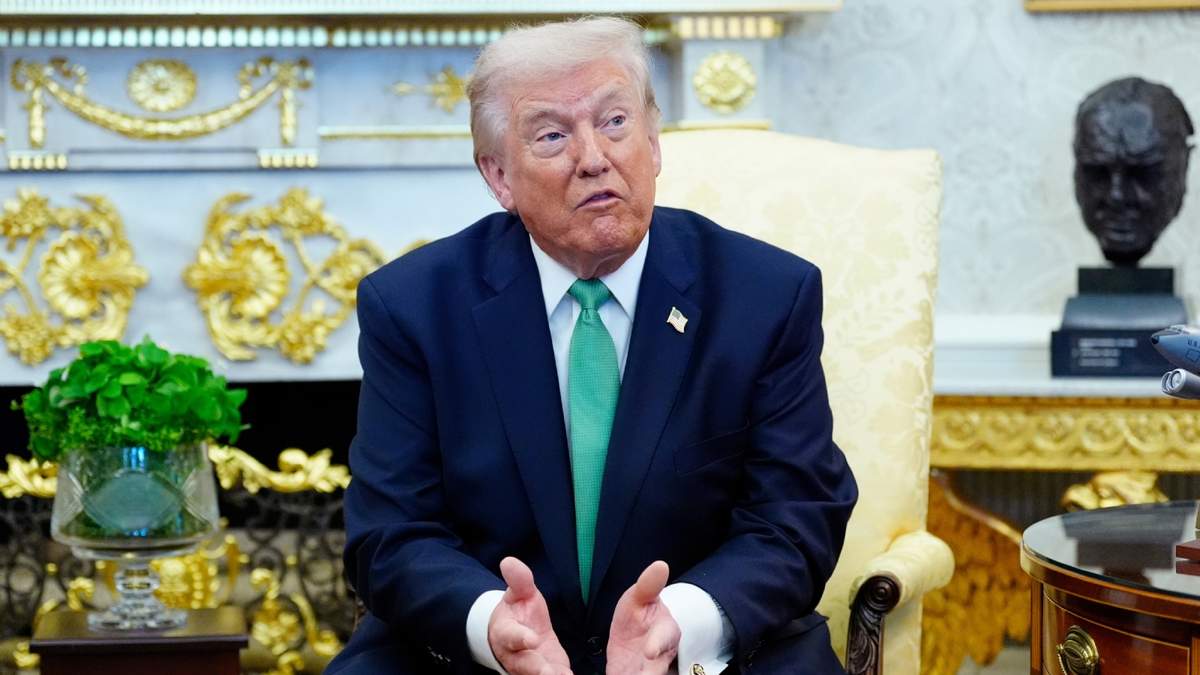 El presidente Donald Trump habla durante una reunión con el primer ministro irlandés Micheál Martin en el Despacho Oval de la Casa Blanca, el 17 de marzo de 2026, en Washington