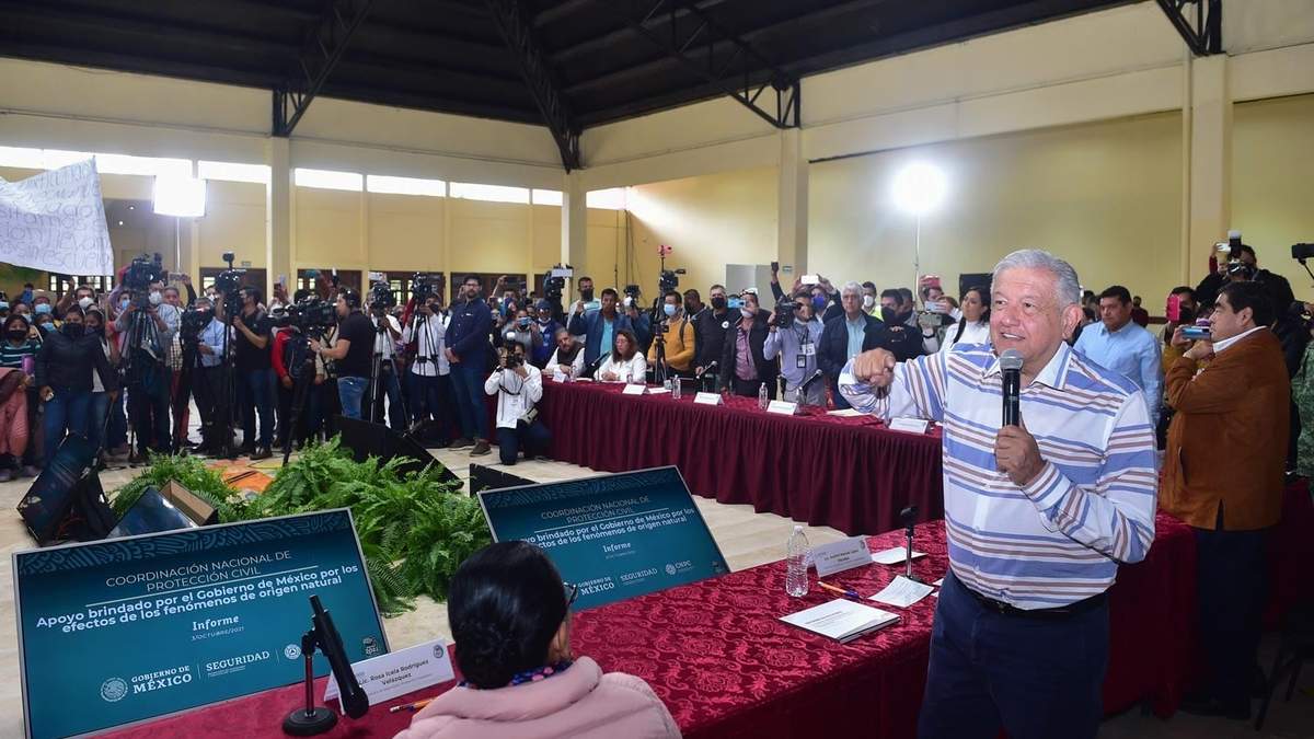 El presidente se encontraba dando un discurso cuando fue interrumpido por el grupo de personas