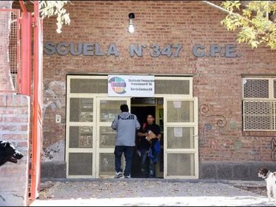 La Escuela 347 reclama por aguas servidas que rodean el edificio