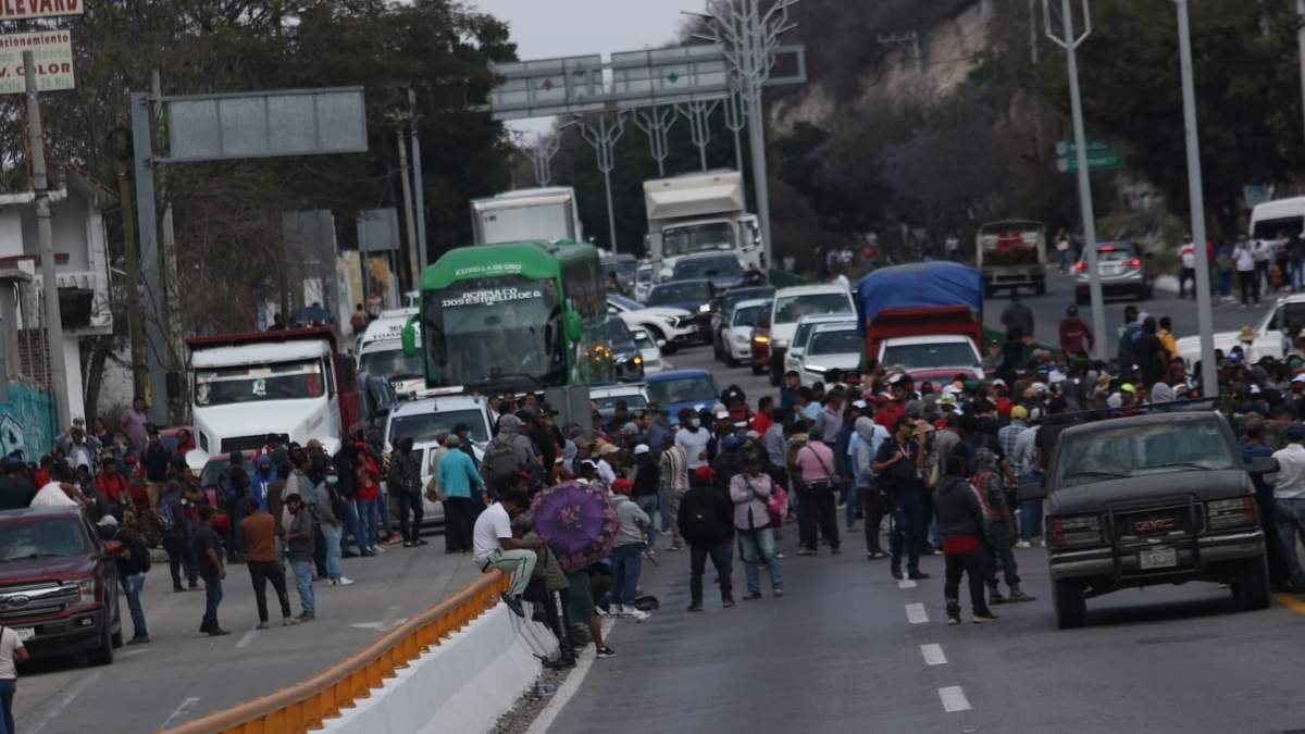 Por más de nueve horas pobladores de comunidades de la sierra colapsaron el tránsito de Guerrero a la zona centro del país al bloquear la autopista del Sol en Chilpancingo.
