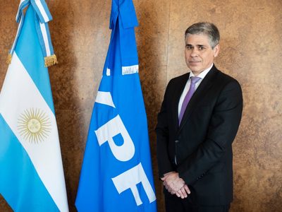 Pablo González asumió como presidente de YPF