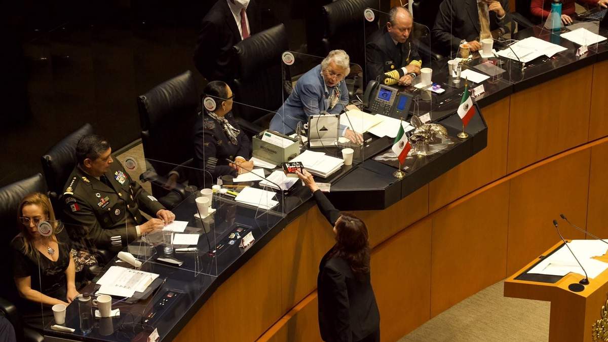 Rosa Icela Rodríguez, titular de la SSPC, ignoró a Lilly Téllez cuando le regaló un ejemplar de "El Padrino"