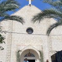 Israel ataca la única iglesia católica de la Franja de Gaza; hay dos muertos y un cura herido
