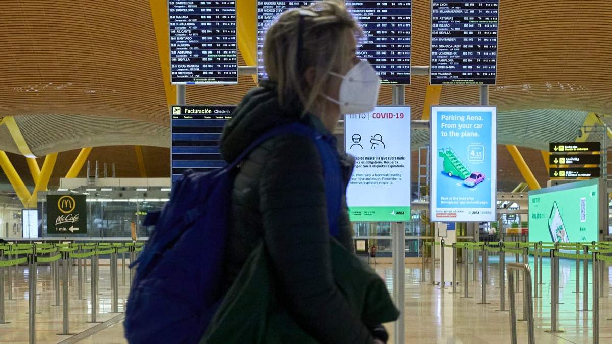 Una pasajera en el Aeropuerto Internacional de Londres, en Inglaterra. Fuente: (Twitter)