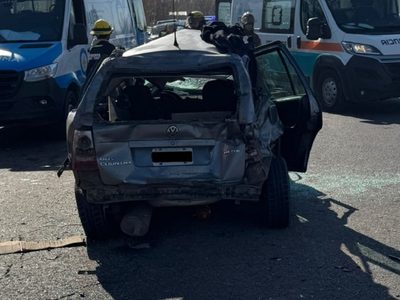 Un camión intentó sobrepasar a un colectivo y chocó con un auto