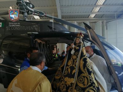 Bendicen municipios de Querétaro en helicóptero del gobierno del estado