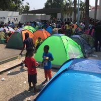 En Chiapas, cientos de migrantes exigen regularización; Coparmex demanda cancelar visas humanitarias