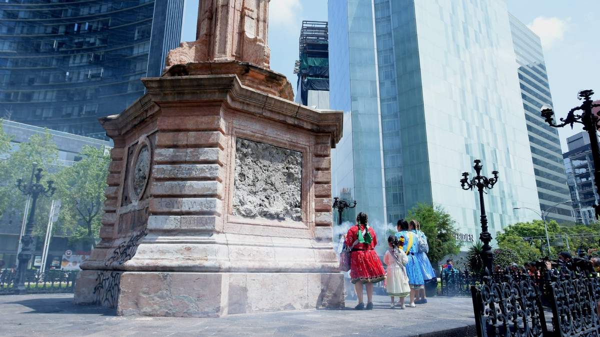Mujeres mazahuas, en la glorieta donde se encontraba la estatua de Cristóbal Colón