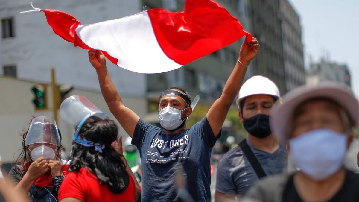 Peruanos protestan por el resultado electoral en Lima. Fuente: (Twitter)