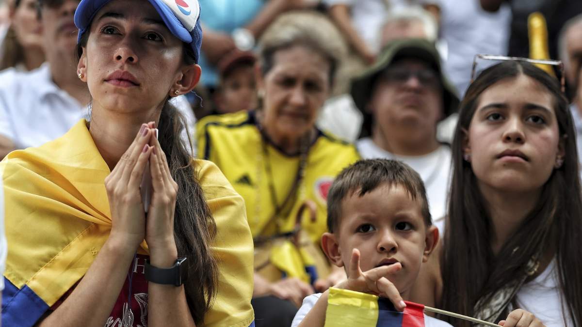 Personas se reúnen para orar por la recuperación del senador colombiano Miguel Uribe Turbay, tras recibir un disparo en un mitin político en Cali