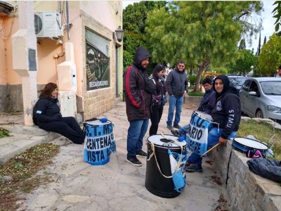 Continúa el reclamo de municipales en Vista Alegre y amenazan con profundizar las medidas
