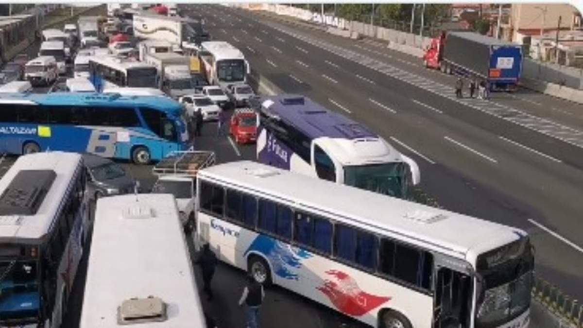 Bloqueo en la México-Pachuca en ambos sentidos