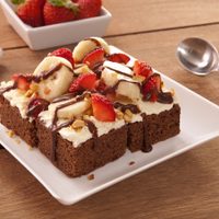 Bizcochuelo de banana split, una versión irresistible y bien argentina para la hora del mate