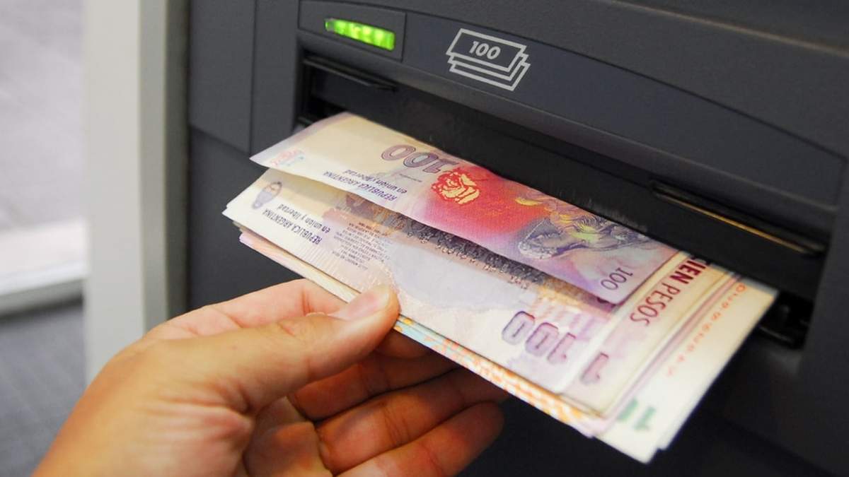 Retiro de dinero en efectivo en un cajero del Banco Provincia de Neuquén. Fuente: (Twitter)
