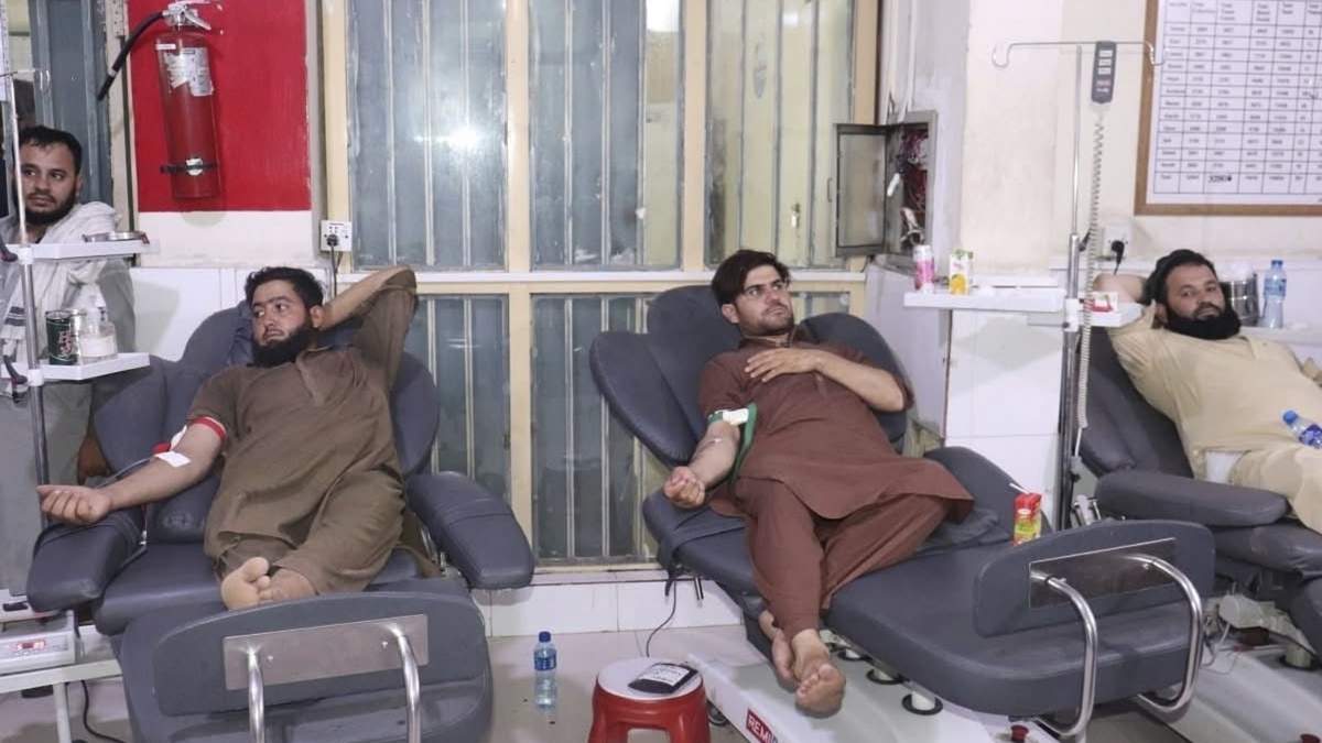 Afganos donan sangre para las víctimas del sismo