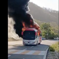 Bloqueos y quema de vehículos en Michoacán por asesinato de autoridades de Pómaro (Video)