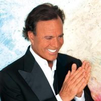 Julio Iglesias niega haber abusado, coaccionado o faltado al respeto a ninguna mujer