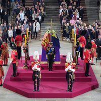 Detienen a un hombre que tocó el féretro de Isabel II