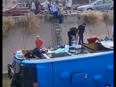 Volcadura de Qrobús deja una mujer muerta y 14 pasajeros heridos (Video)