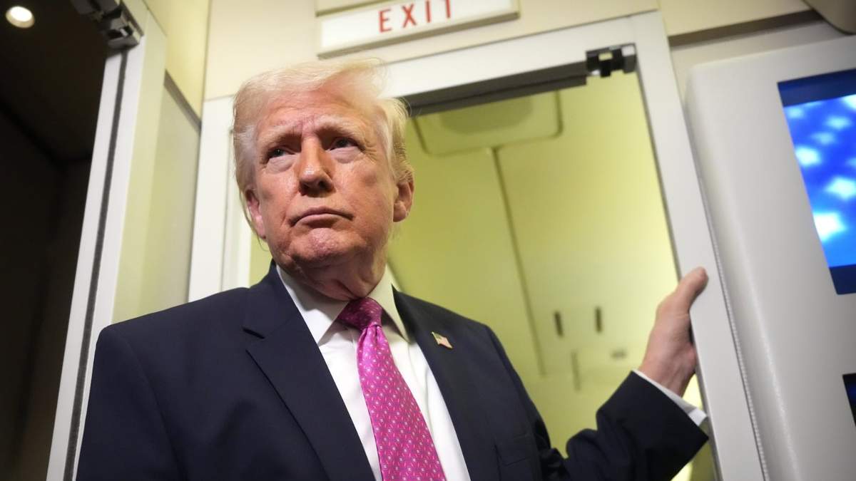 Donald Trump en el Air Force One este domingo