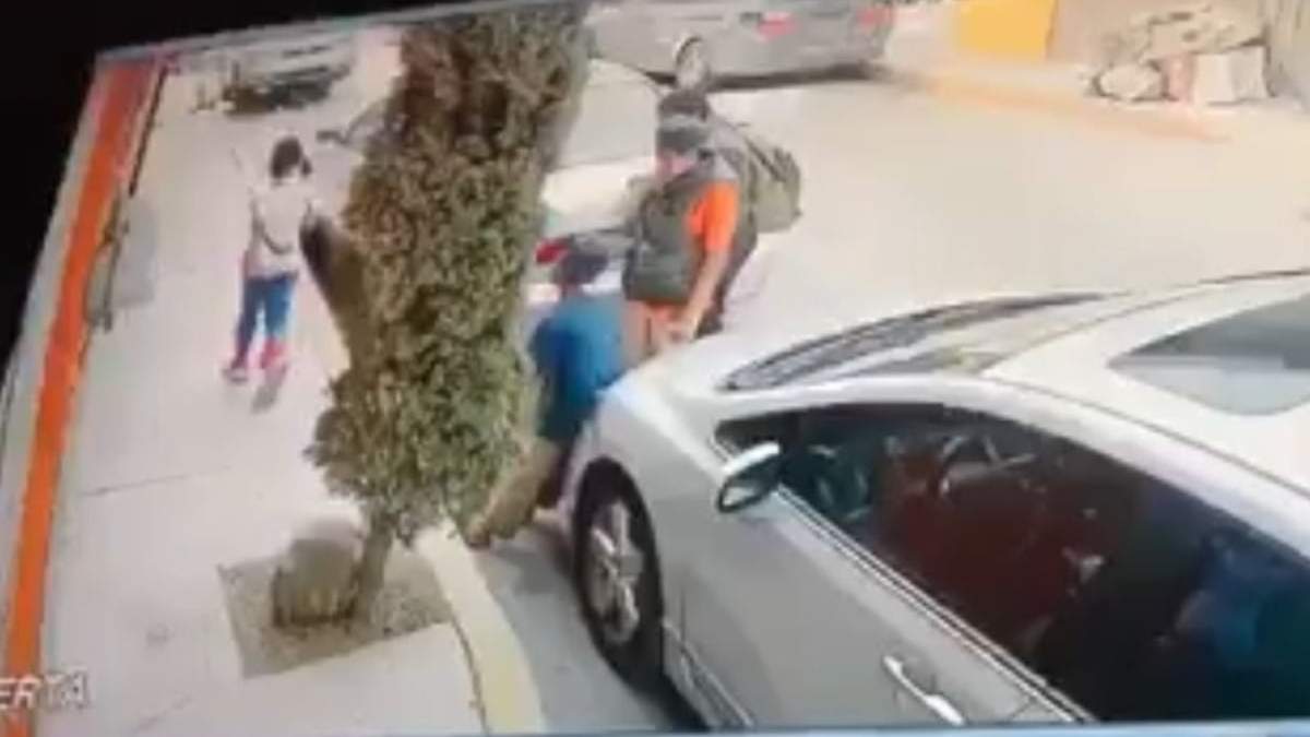 Imagen del video en el que supuestamente los dos niños son engañados y secuestrados por tres personas
