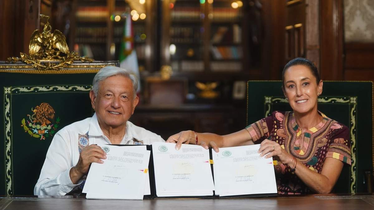 López Obrador y Sheinbaum muestran el decreto firmado