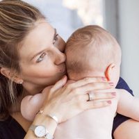 Marcela Kloosterboer y su pequeño hijo Otto celebran la semana más especial con esta dulce postal