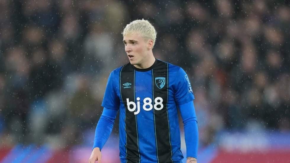 Alex Jiménez, del Bournemouth, se coloca en posición durante el partido de la Premier League inglesa entre el West Ham United y el Bournemouth, en el London Stadium de Londres, el sábado 21 de febrero de 2026.