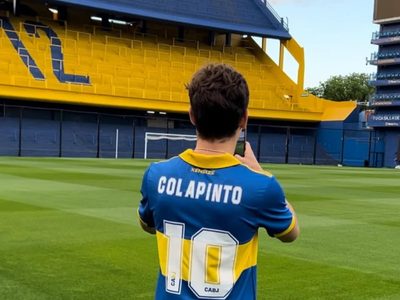 Un regalo único: Franco Colapinto recibió un casco de Boca con la firma de una leyenda