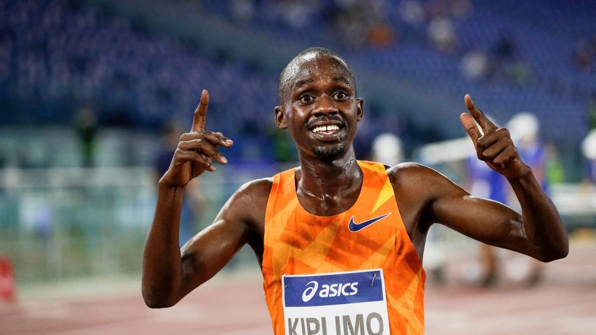Jacob Kiplimo celebra su récord mundial de 7 minutos y 26.64 segundos tras ganar los 3.000 metros de la Gala Dorada de Roma de la Liga Diamante, el 17 de septiembre de 2020