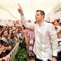 Entre acarreados, hijo de Murat se registra como candidato de 'unidad” del PRI en Oaxaca