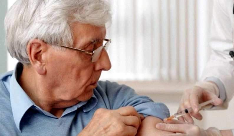 Vacuna antigripal a personas de alto riesgo.
