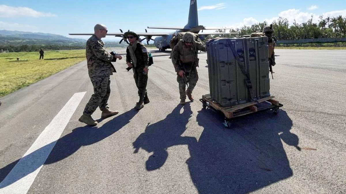 Una parte del Sistema de Interdicción de Buques Expedicionarios (NMESIS) del Ejército de EU llega al aeropuerto de Basco, en el norte de Filipinas, como parte de los ejercicios militares conjuntos de Filipinas y EU