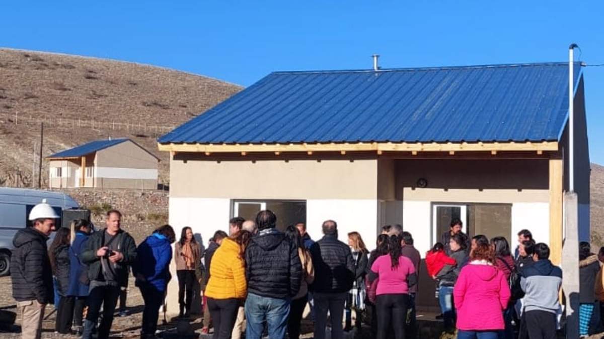 Entrega de seis viviendas en Chos Malal. Fuente: (Facebook)