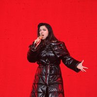 Mon Laferte comparte su maternidad con 10 mil fans en el Auditorio Nacional