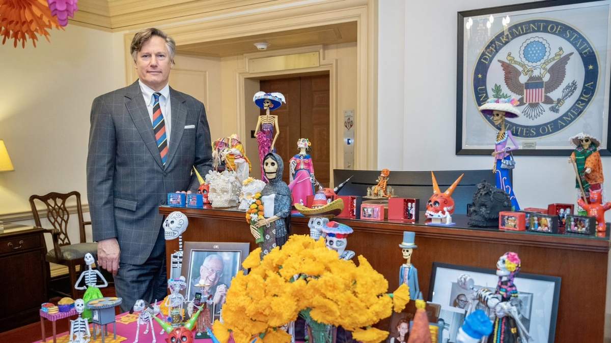 Christopher Landau publicó una imagen de la ofrenda de Día de Muertos en una oficina del Departamento de Estado