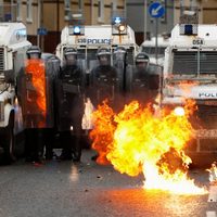 Irlanda del Norte: octava noche de violentos disturbios en la capital del país