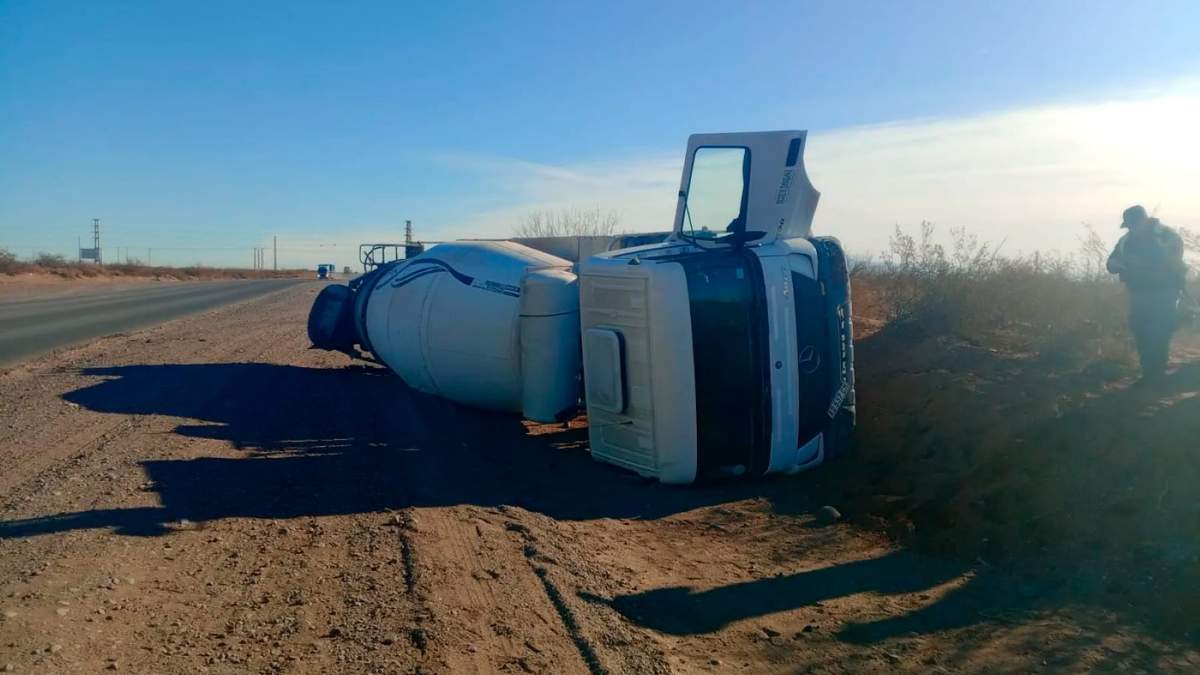 El camión hormigonero quedó de costado en la banquina de la Ruta 7. Fuente: (Diario RN)
